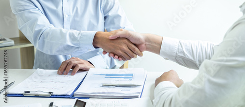 Fotografi Finishing up a meeting collaboration, handshake of two business people after con