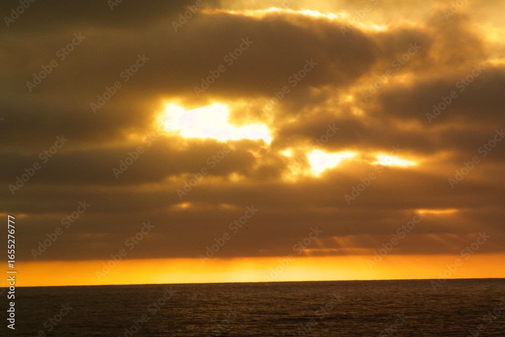 Fototapeta premium Moody cloudy sunset in pacific beach san diego california