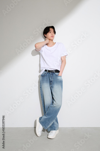 明るい背景にアジアの若い男性のポートレート