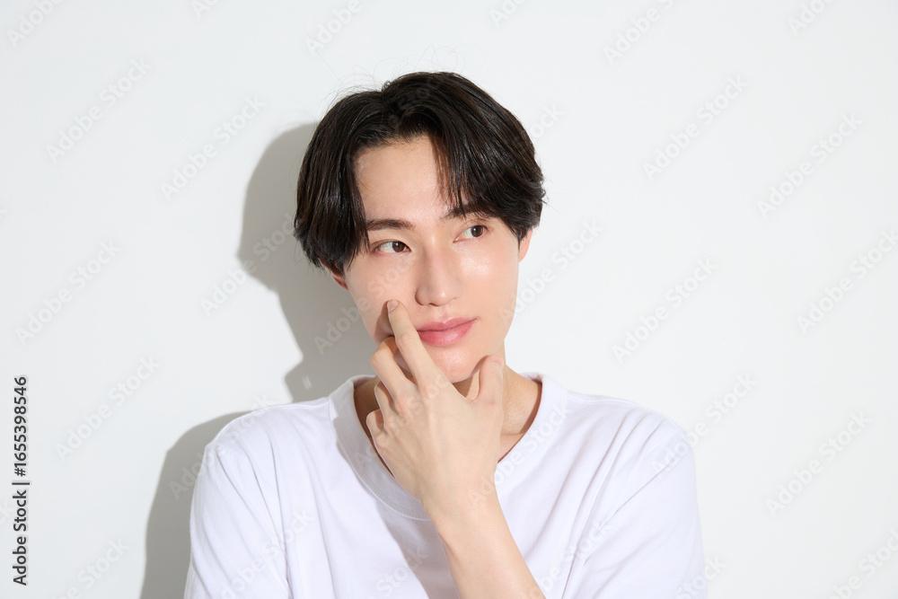 明るい背景にアジアの若い男性のポートレート 明るい背景にアジアの若い男性のポートレート