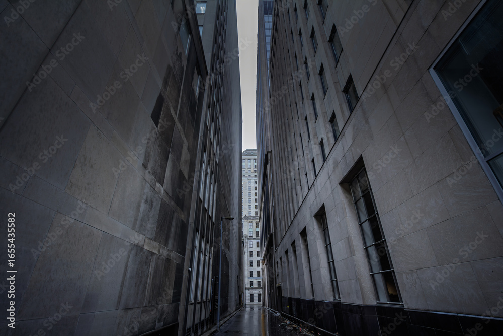 Φωτογραφία Narrow dead end street at the base of tall office blocks in downtown Montreal, north america