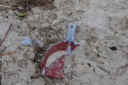 Lixo plástico abandonado na praia