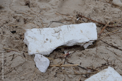 Lixo plástico abandonado na praia