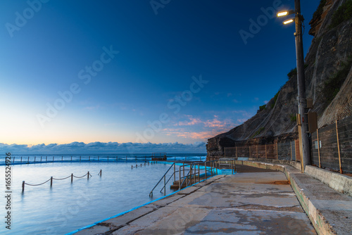 Canvas Print Sunrise by the sea pool