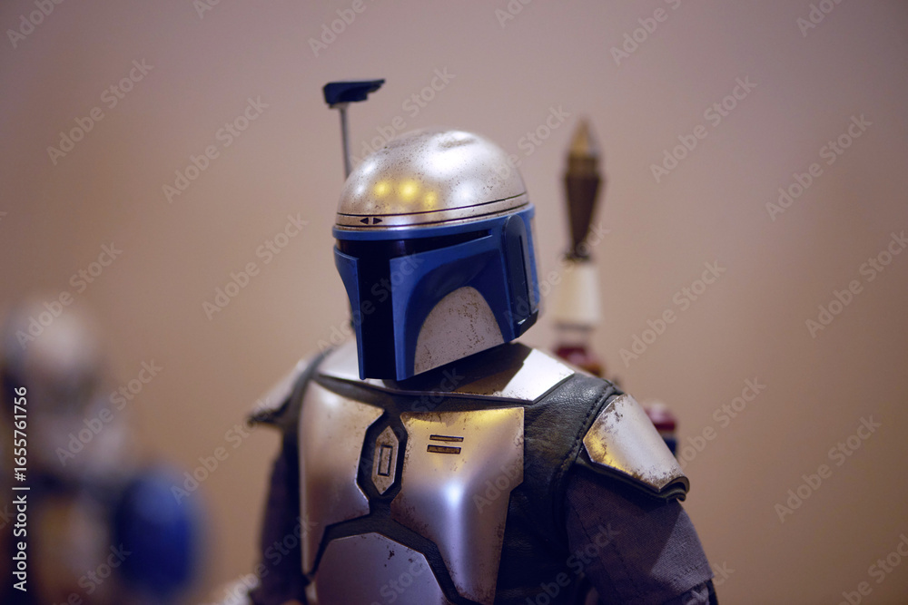 Obraz premium Jango Fett figure on August 5, at 2025 Comicon El Salvador, showcasing Mandalorian bounty hunter from Attack of the Clones