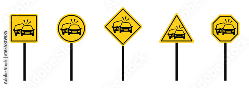 Car crash warning icon. Car accident road sign icon, vector illustration