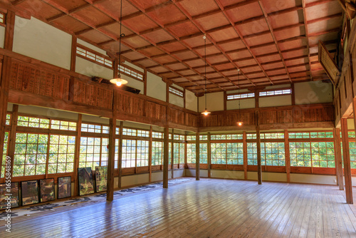 Bild auf Leinwand 愛媛県大洲市少彦名神社参籠殿の広々とした木造内部空間と窓からの景色