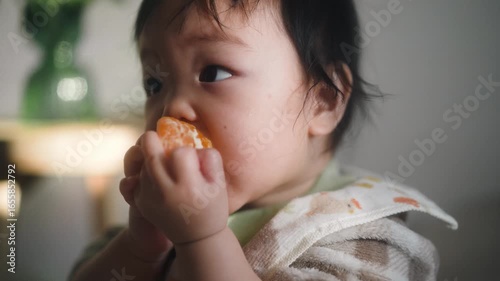 みかんを食べる赤ちゃん
