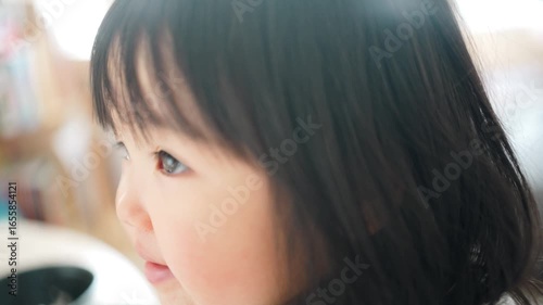 笑う女の子の横顔
