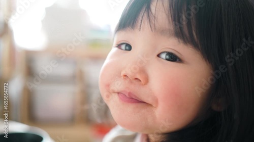 笑う女の子の横顔