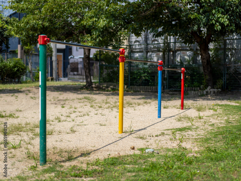 Fototapeta premium 公園に設置された鉄棒