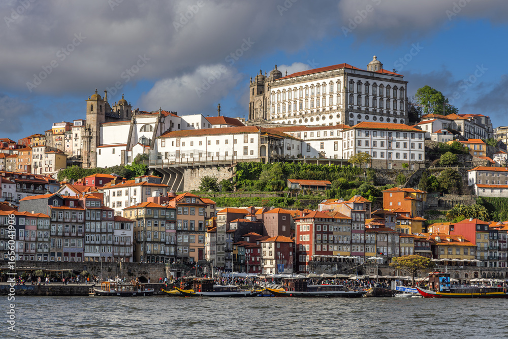 Obraz premium View over the Rio Douro towards the old town of Porto, Portugal.