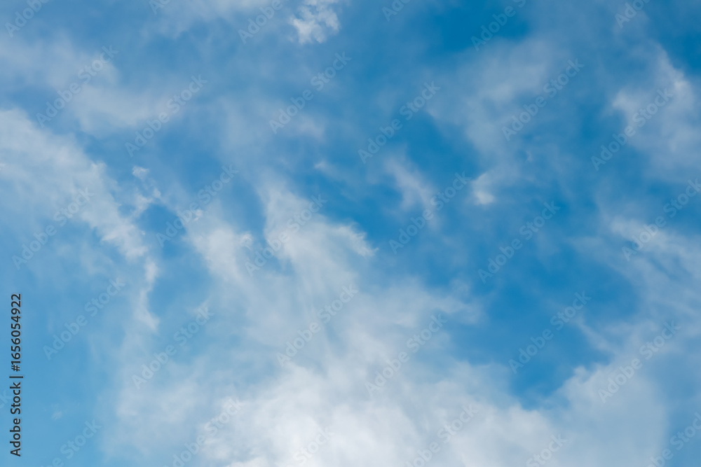 Obraz premium Blue sky with fluffy white clouds