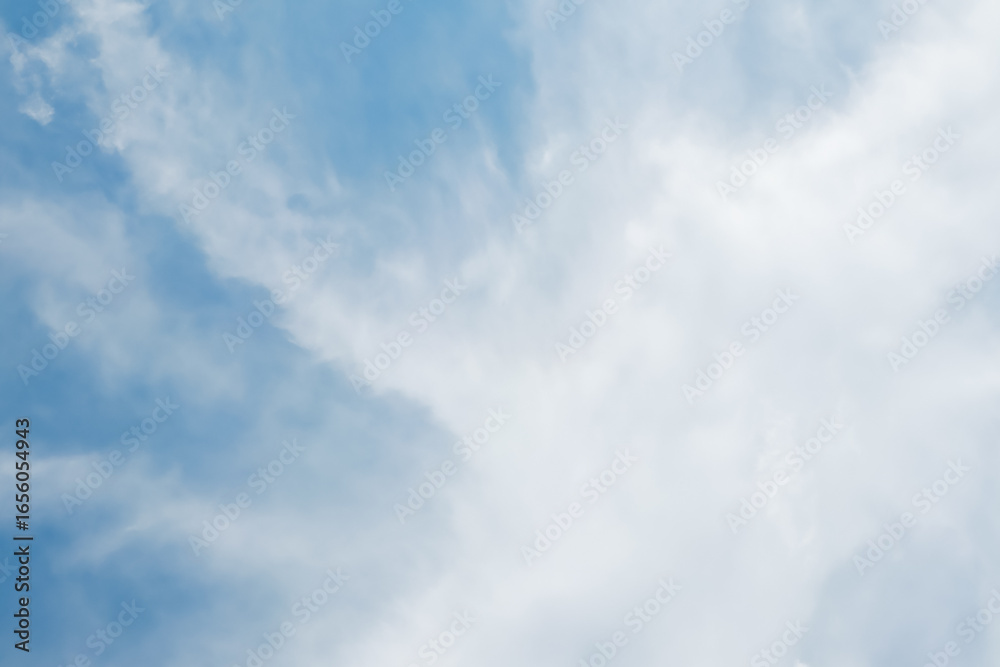 Obraz premium Blue sky with fluffy white clouds