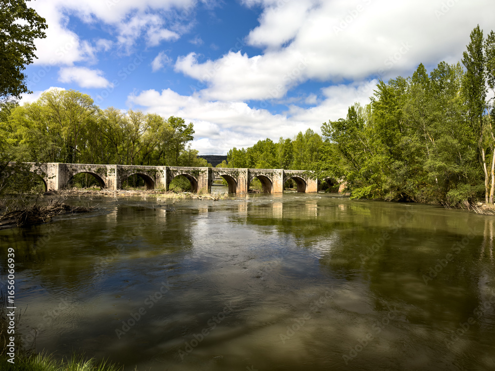 Fototapeta premium Renaissance bridge over the Arlanza River, in Quintana del Puente, Palencia