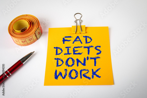 Fad diets do not work written on yellow paper