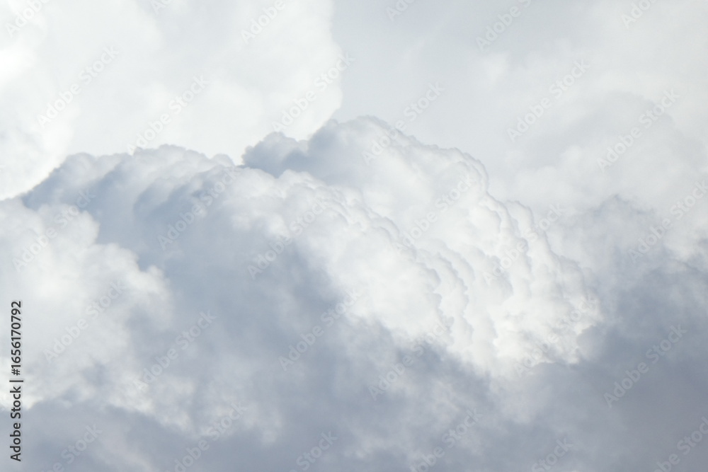 Naklejka premium Nubes blancas en un cielo de verano vistas de cerca