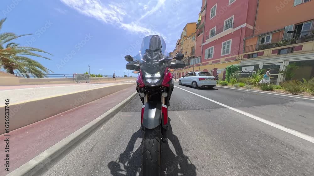 moto POV first person view dans les rues de Menton, sur la French Riviera