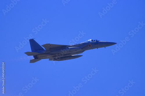 大空に向かって飛び立つ航空自衛隊F-15戦闘機