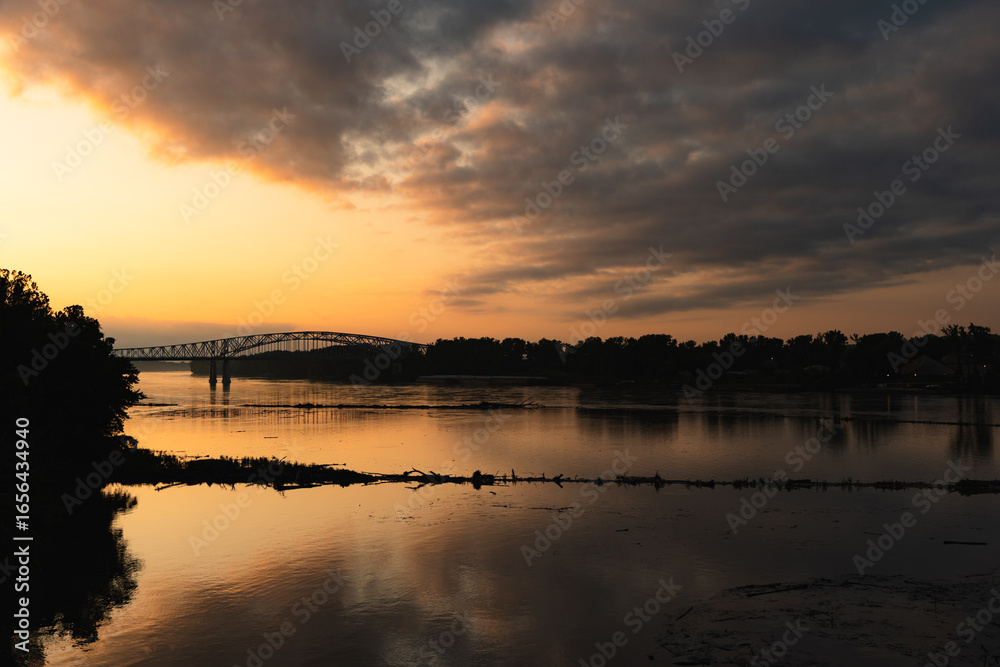 Naklejka premium Jefferson City Bridge Crossing the Missouri River at Sunset