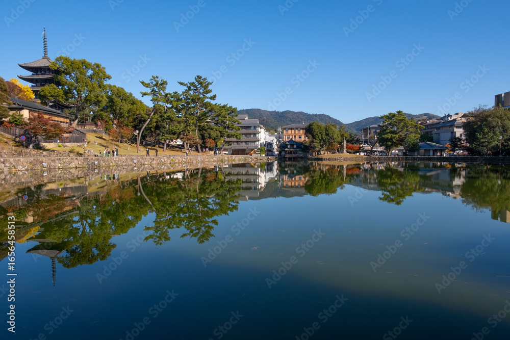 Obraz premium 奈良、奈良公園、紅葉、五重塔、歷史名勝、水、池塘、木、綠色、青空、秋、絶景、写真素材