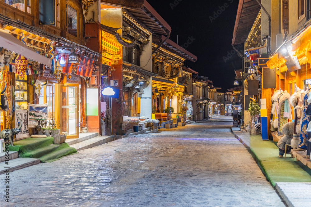 Fototapeta premium The ancient town landscape of Dukezong in Shangri-La, Yunnan 