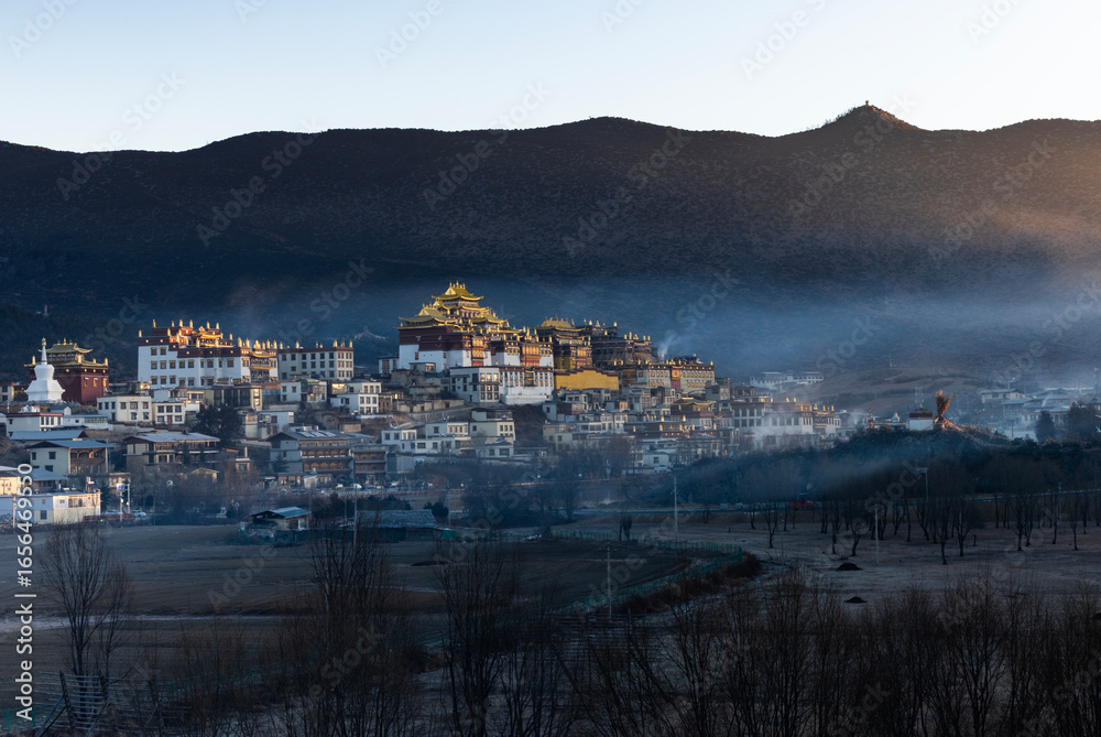 Obraz premium The sunrise view of Songzanlin Monastery in Shangri-La, Yunnan 