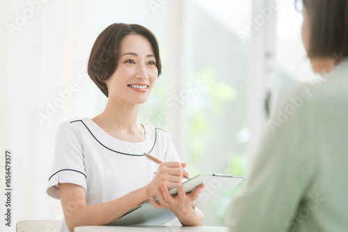 エステティシャン/セラピスト/彼女はカウンセリングをしている
