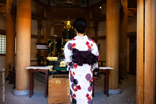 Tableau sur toile Travelers japanese women people wear traditional clothes kimono yukata travel vi