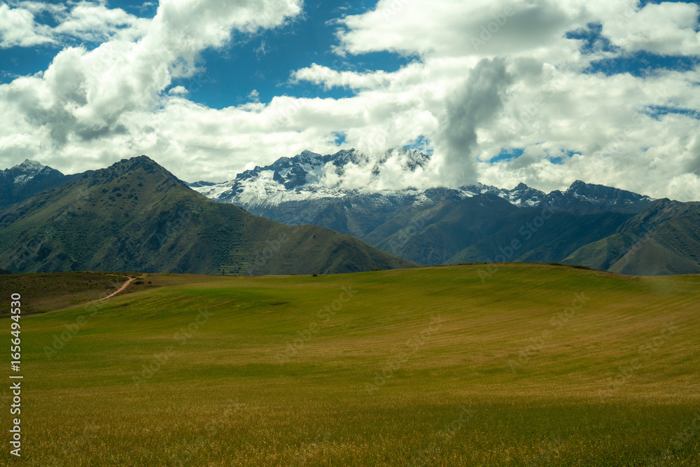 Obraz premium Grüne Hügel vor schneebedeckten Andengipfeln in Peru