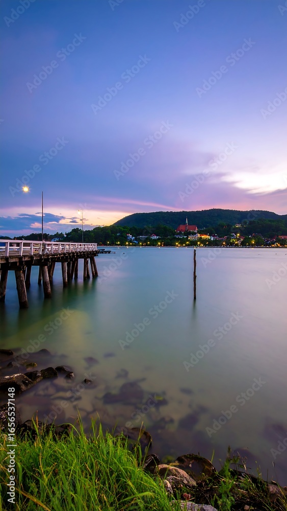 Obraz premium Tranquil waterfront scene at twilight.