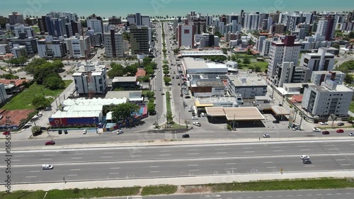 CIDADE DE JOÃO PESSOA, COM TRÂNSITO INTENSO E RODEADA POR MUITOS PRÉDIOS. UM CENÁRIO URBANO COM UM TRÂNSITO DE ASPECTO CINEMATOGRÁFICO (THE CITY OF JOÃO PESSOA, WITH HEAVY TRAFFIC AND SURROUNDED)