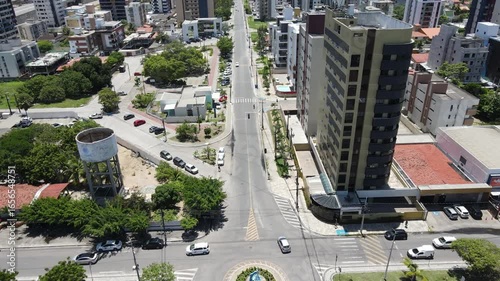 CIDADE DE JOÃO PESSOA, COM TRÂNSITO INTENSO E RODEADA POR MUITOS PRÉDIOS. UM CENÁRIO URBANO COM UM TRÂNSITO DE ASPECTO CINEMATOGRÁFICO (THE CITY OF JOÃO PESSOA, WITH HEAVY TRAFFIC AND SURROUNDED)