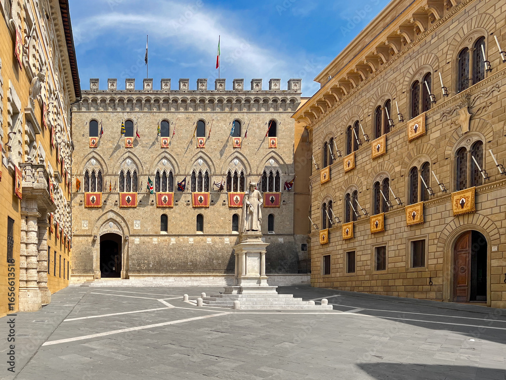 Fototapeta premium Siena, Italy: Palazzo Salimbeni (Monte dei Paschi di Siena) in the center, Palazzo Tantucci on the left, Palazzo Spannocchi on the right, and the statue of Sallustio Bandini.