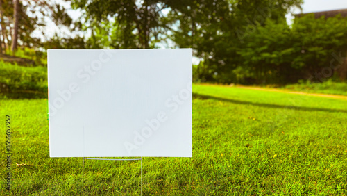 Photos a blank white lawn sign in a grass area with copy space