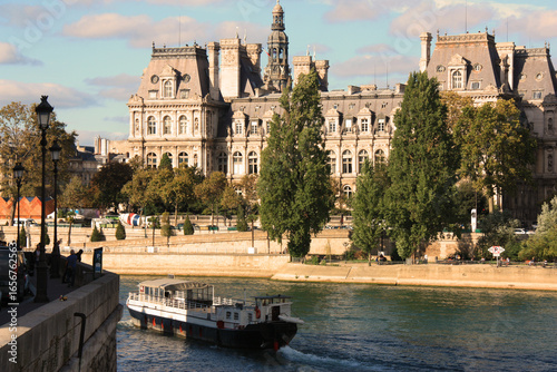 Tableau sur toile Péniche sur la Seine à Paris. France