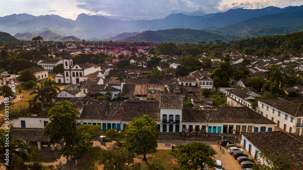 Fototapeta premium Paraty Paisagem Arquitetura Colonial Brasil Cidade Litorânea Porto Rio de Janeiro Colonial História Cultura Caminho Real Rota Ouro Artesanal Madeira Natureza Oceano Costa Barco Turismo Patrimônio