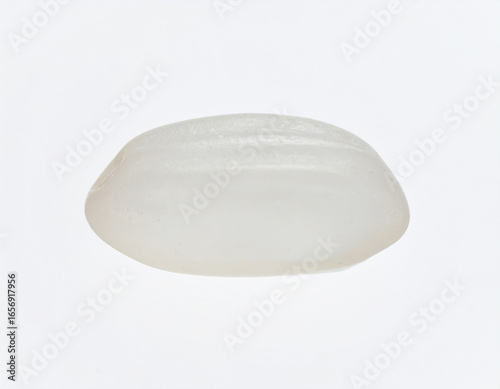 쌀-쌀알-흰쌀-볍쌀-벼의 낱알-단 하나-흰배경