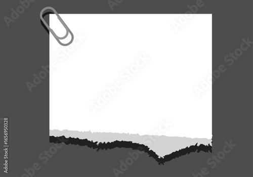Papel rasgado con clip gris en fondo negro