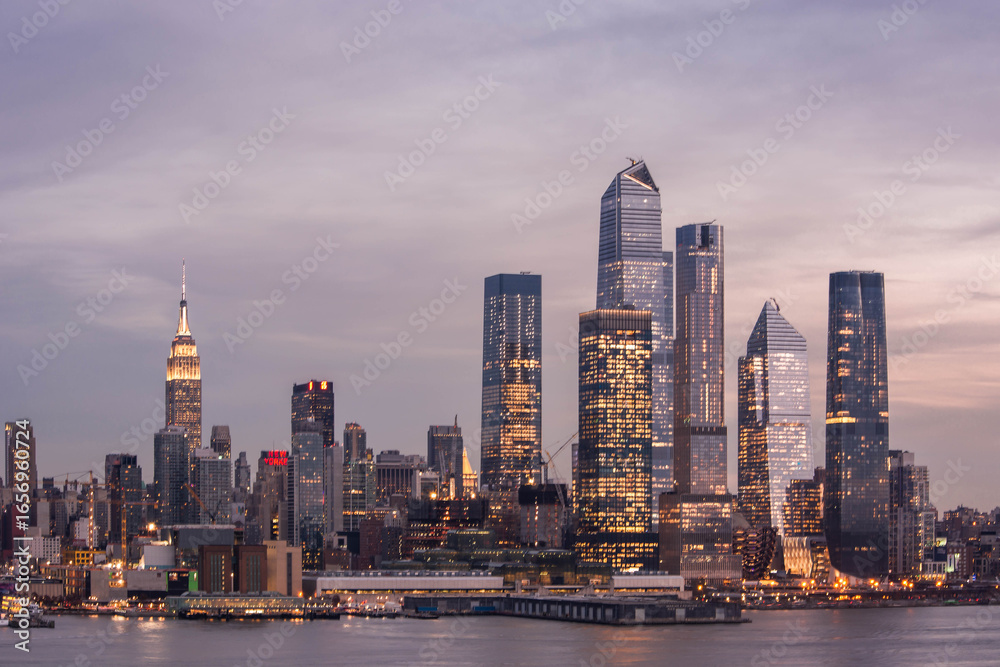 Fototapeta premium NYC skyline at dusk