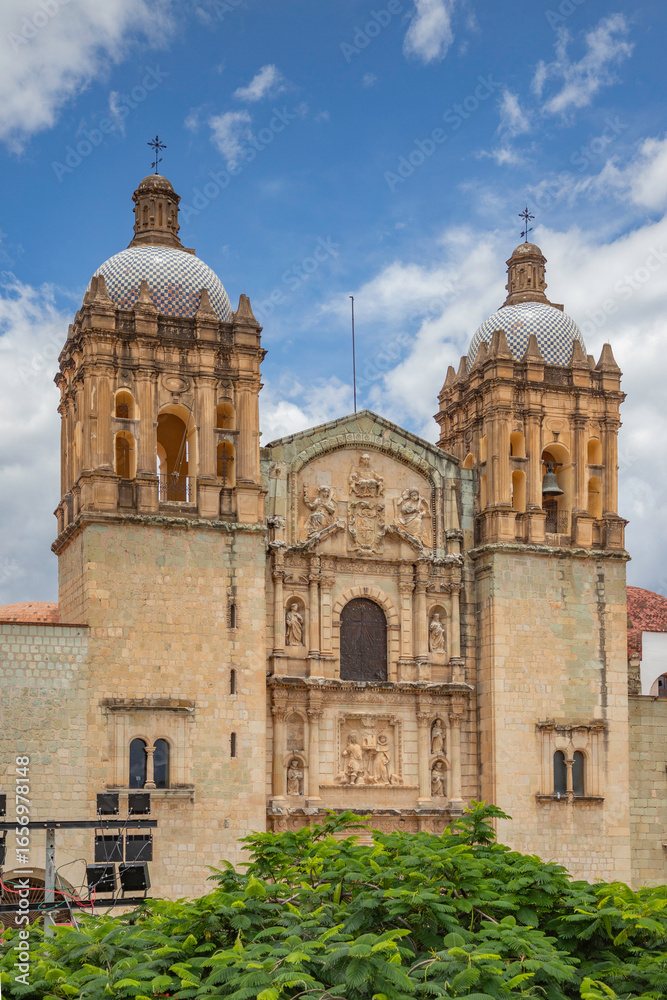 Fototapeta premium Santo Domingo de Guzman Church in Oaxaca - Templo de Santo Domingo de Guzmán en Oaxaca, Mexico 