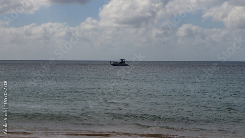 Barco no horizonte do oceano representa tranquilidade e cenário marítimo do litoral brasileiro.