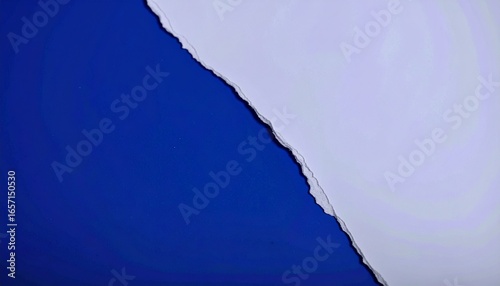 紙 青 白 破れた ギザギザ 抽象的 背景 シンプル ミニマル コントラスト 境界線 分断 分割 質感 陰影 デザイン 柔らかい