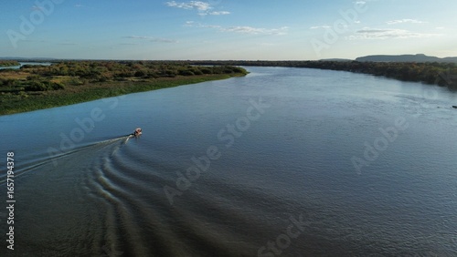 Rio em céu claro azul com barco