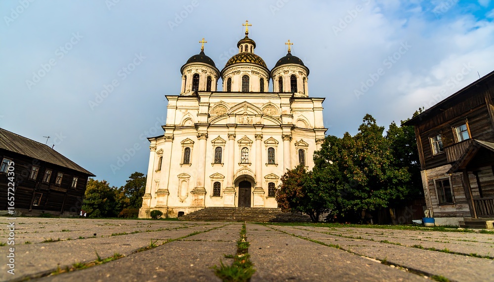Obraz premium Orthodox cathedral, serene autumn scene
