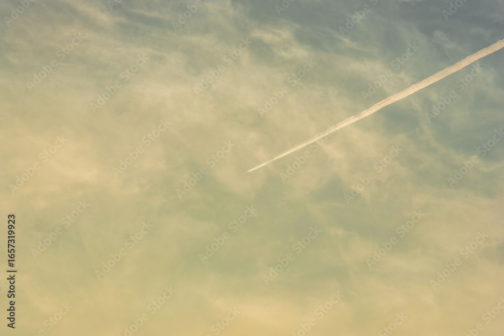 Fototapeta premium 夏の空 夕暮れの空を飛ぶ飛行機と飛行機雲02