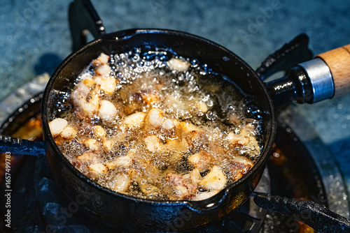 rander lard with small black iron pan