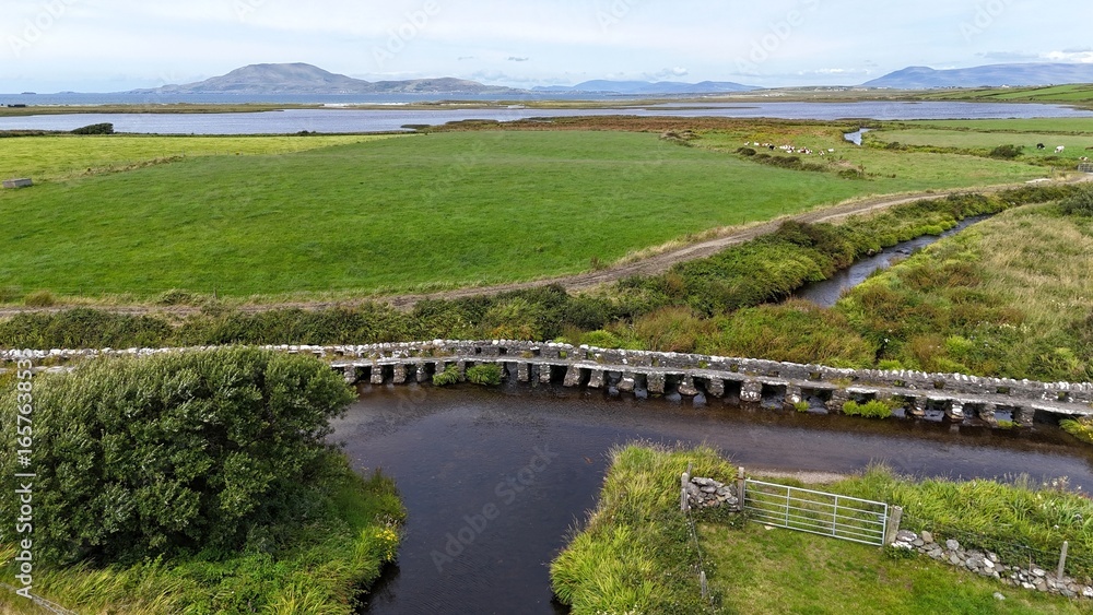 Obraz premium pont de Bunlahinch entre Wesport et Galway en Irlande