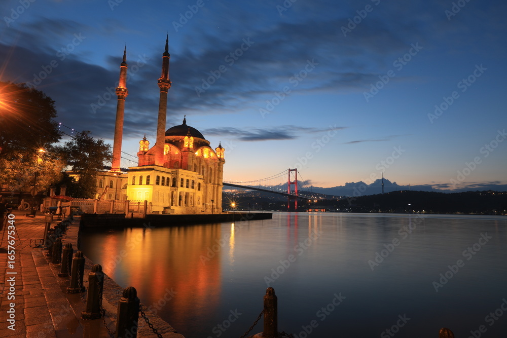 Obraz premium The building, also known as the Büyük Mecidiye Mosque, is located at the northern end of Ortaköy Iskele Square.