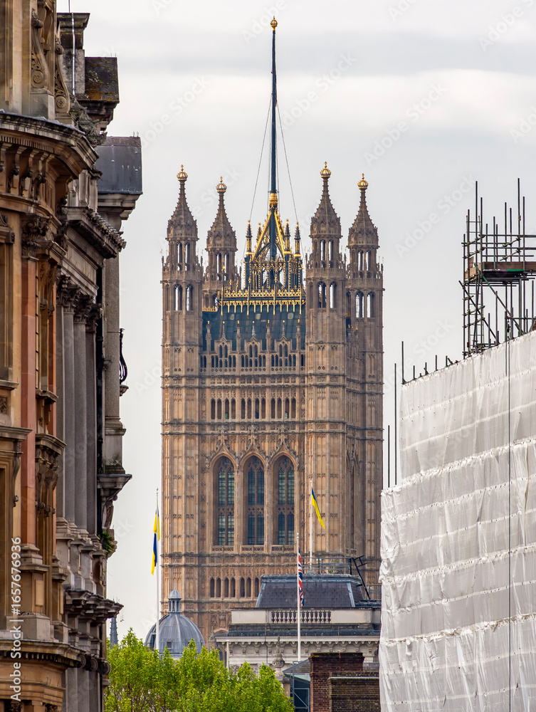 Obraz premium Victoria tower of Westminster palace seen from Trafalgar square, London, UK